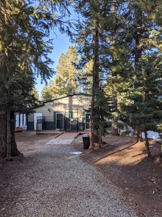 Pinewoods Resort And Rv Park Duck Creek Village Buitenkant foto