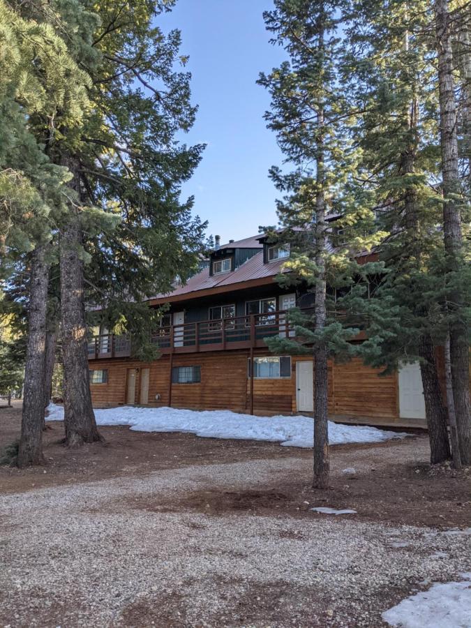 Pinewoods Resort And Rv Park Duck Creek Village Buitenkant foto